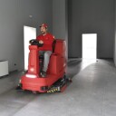 Podlahový mycí stroj se sedící obsluhou ICON 902 - bateriový